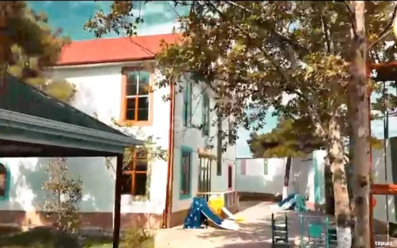 Satılır 11 otaqlı həyət evi 450 m²