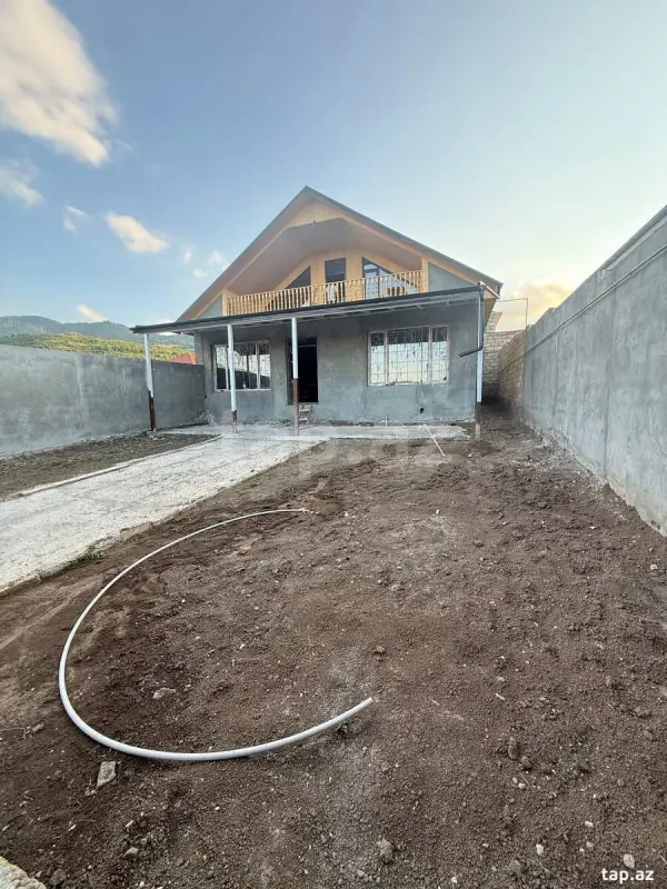 Satılır 5 otaqlı həyət evi 180 m²