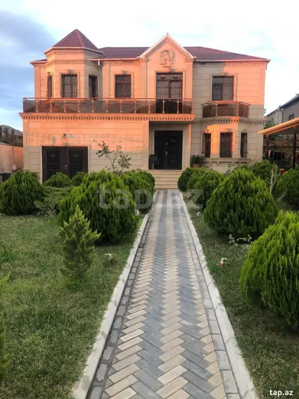 Satılır 6 otaqlı həyət evi 300 m²