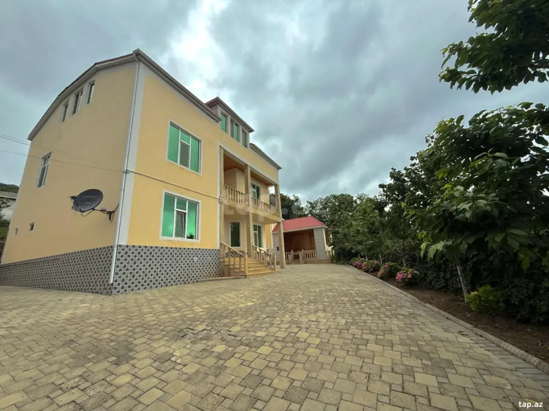 Satılır 7 otaqlı həyət evi 280 m²