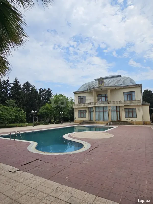 Satılır 10 otaqlı həyət evi 1000 m²