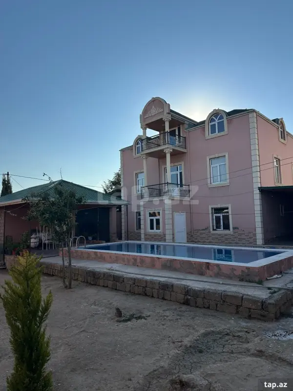 Satılır 7 otaqlı həyət evi 360 m²