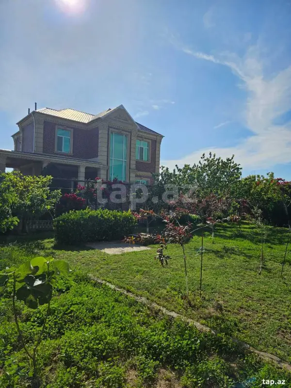 Satılır 8 otaqlı həyət evi 168 m²