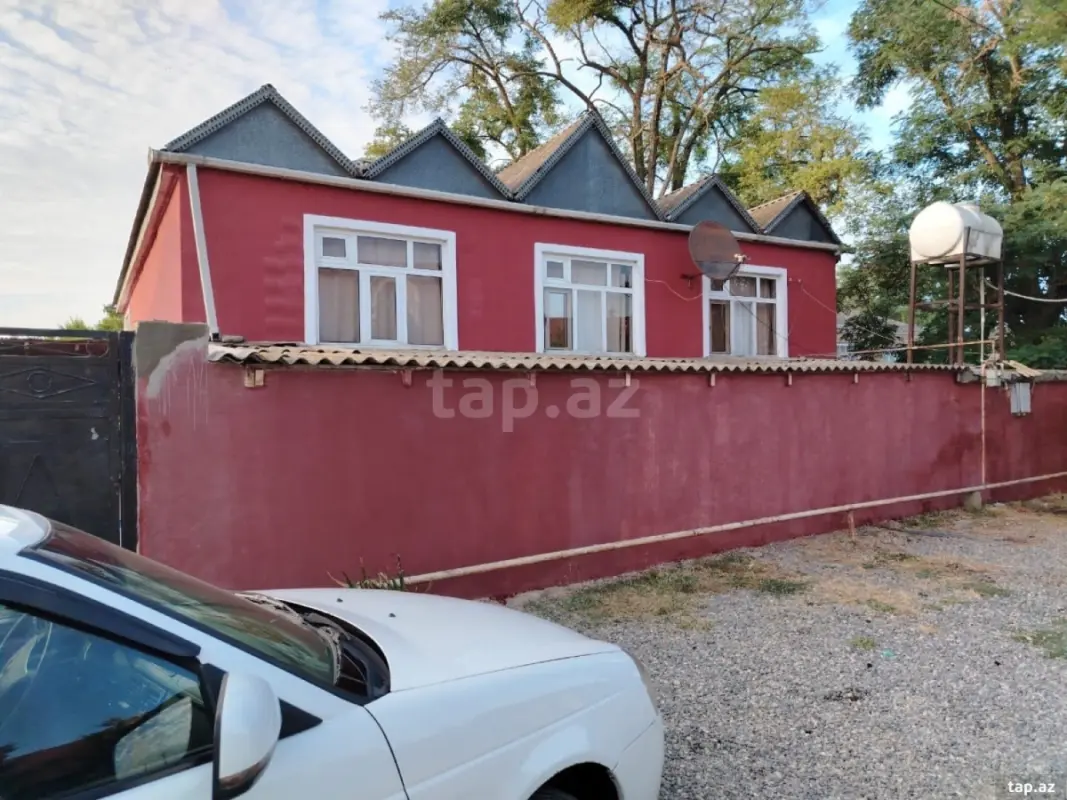 Satılır 4 otaqlı həyət evi 1800 m²