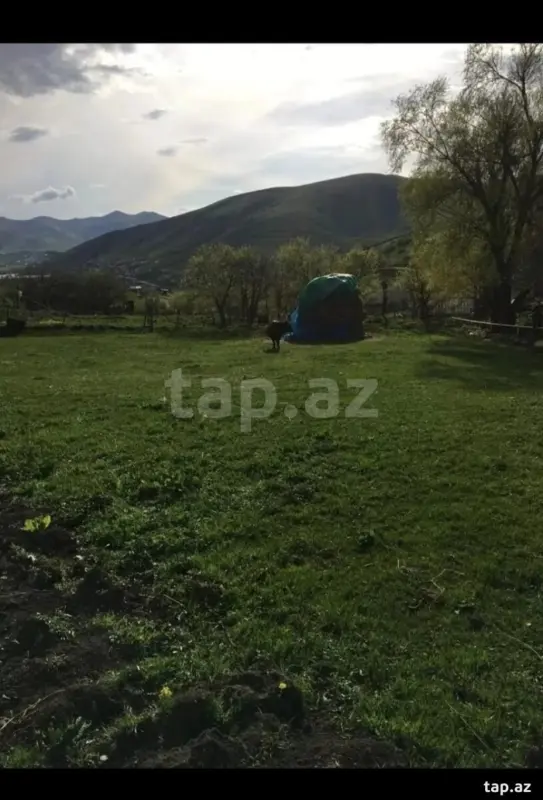 Satılır 9 otaqlı həyət evi 900 m²
