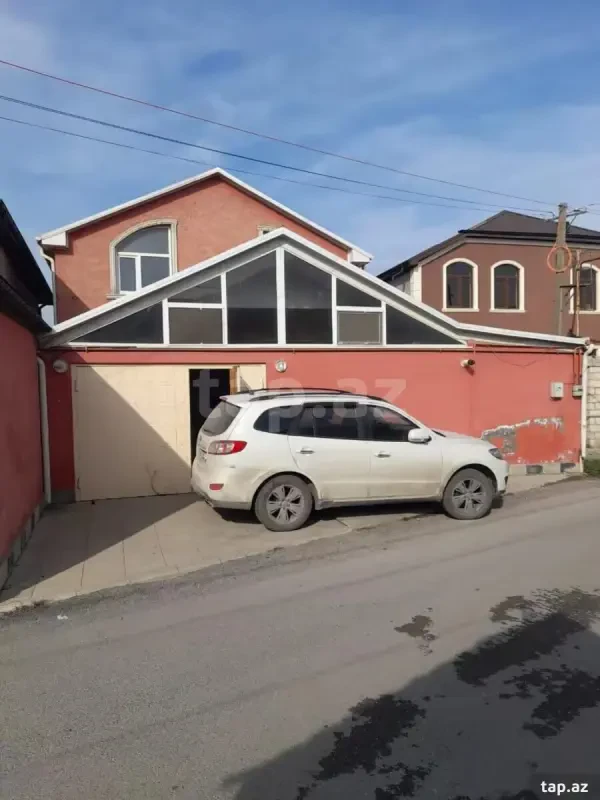 Satılır 4 otaqlı həyət evi 200 m²