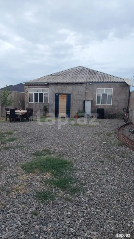 Satılır 4 otaqlı həyət evi 300 m²