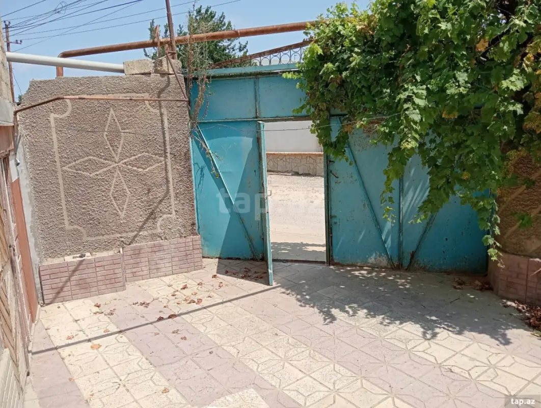 Satılır 8 otaqlı həyət evi 384 m²