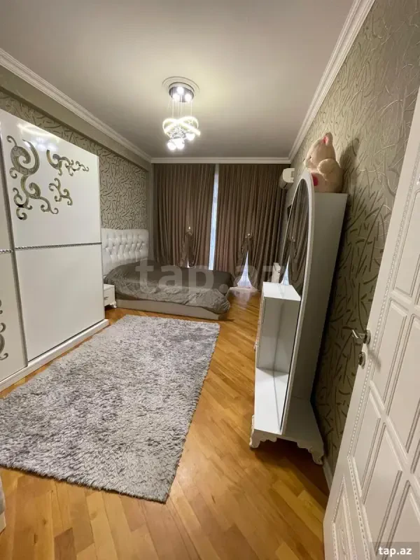 Kirayə verilir 3 otaqlı yeni tikili 135 m²