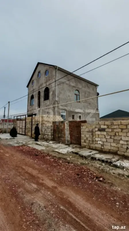 Satılır 7 otaqlı həyət evi 350 m²