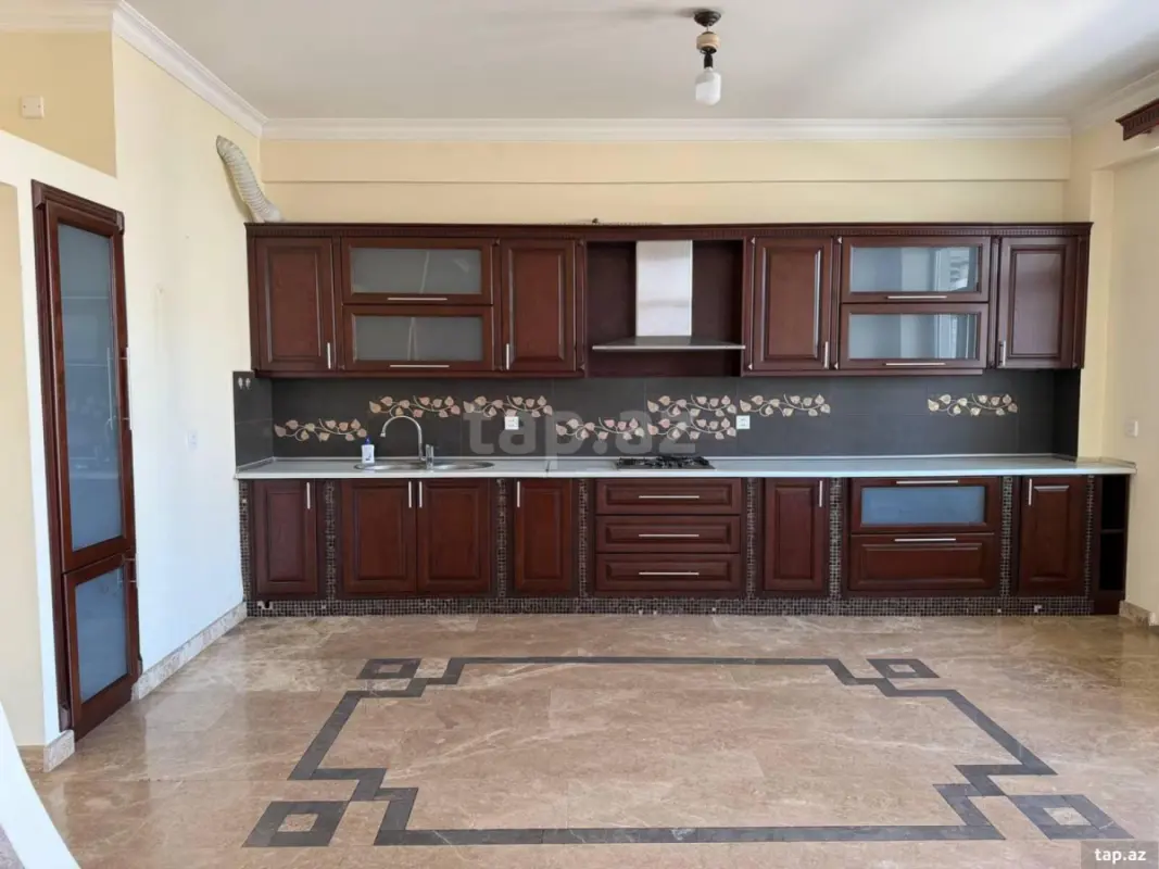 Kirayə verilir 3 otaqlı yeni tikili 135 m²