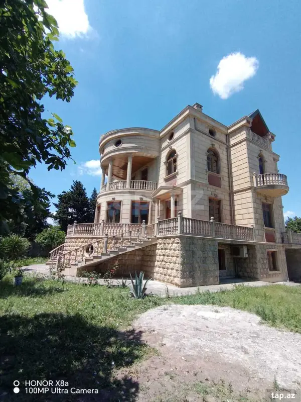 Satılır 6 otaqlı həyət evi 640 m²