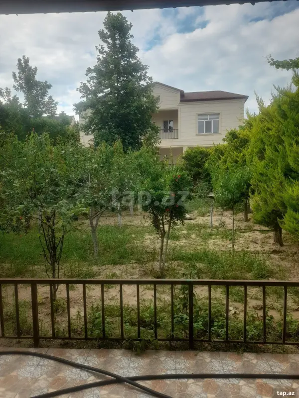 Satılır 8 otaqlı həyət evi 1200 m²
