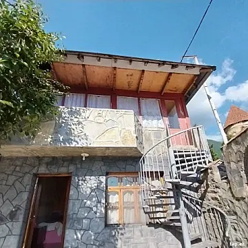 Satılır 2 otaqlı həyət evi 550 m² — Şəki 2 otaq 550.00 m²