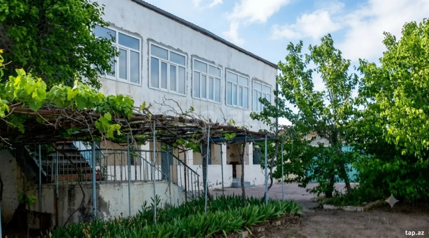 Satılır 8 otaqlı həyət evi 300 m²