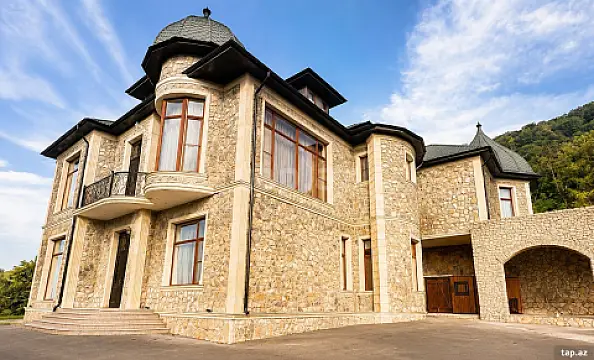 Kirayə verilir 8 otaqlı həyət evi 900 m² — Quba 8 otaq 900.00 m²