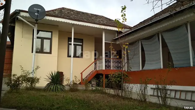 Satılır 4 otaqlı həyət evi 130 m² — Şəki 4 otaq 130.00 m²