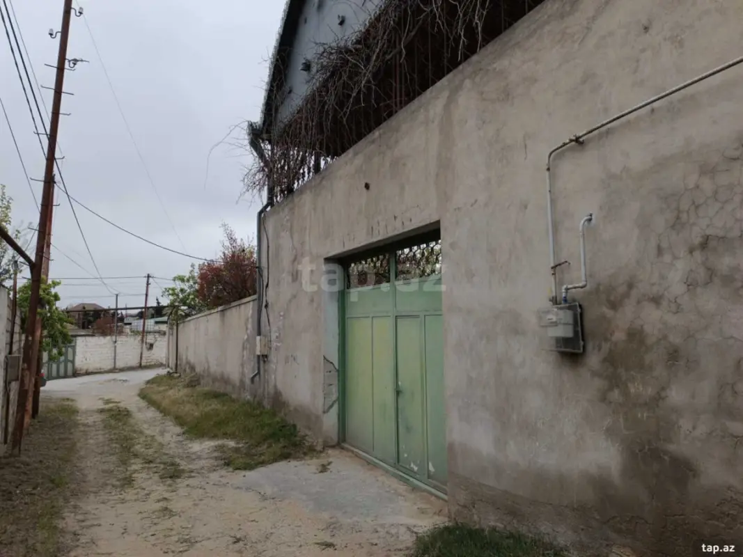Satılır 8 otaqlı həyət evi 400 m²