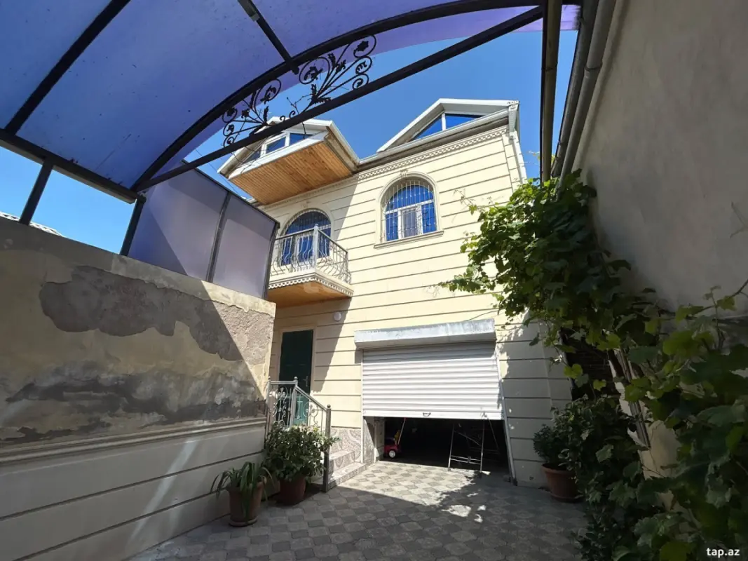 Satılır 6 otaqlı həyət evi 240 m²