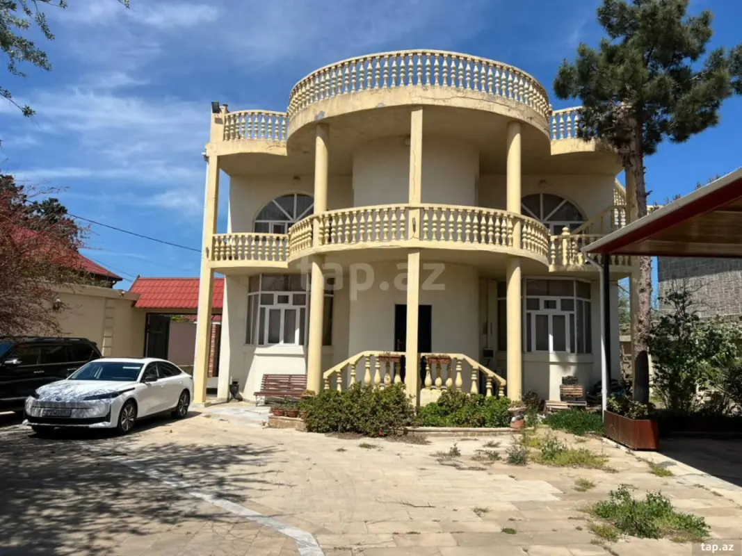 Satılır 5 otaqlı həyət evi 300 m²