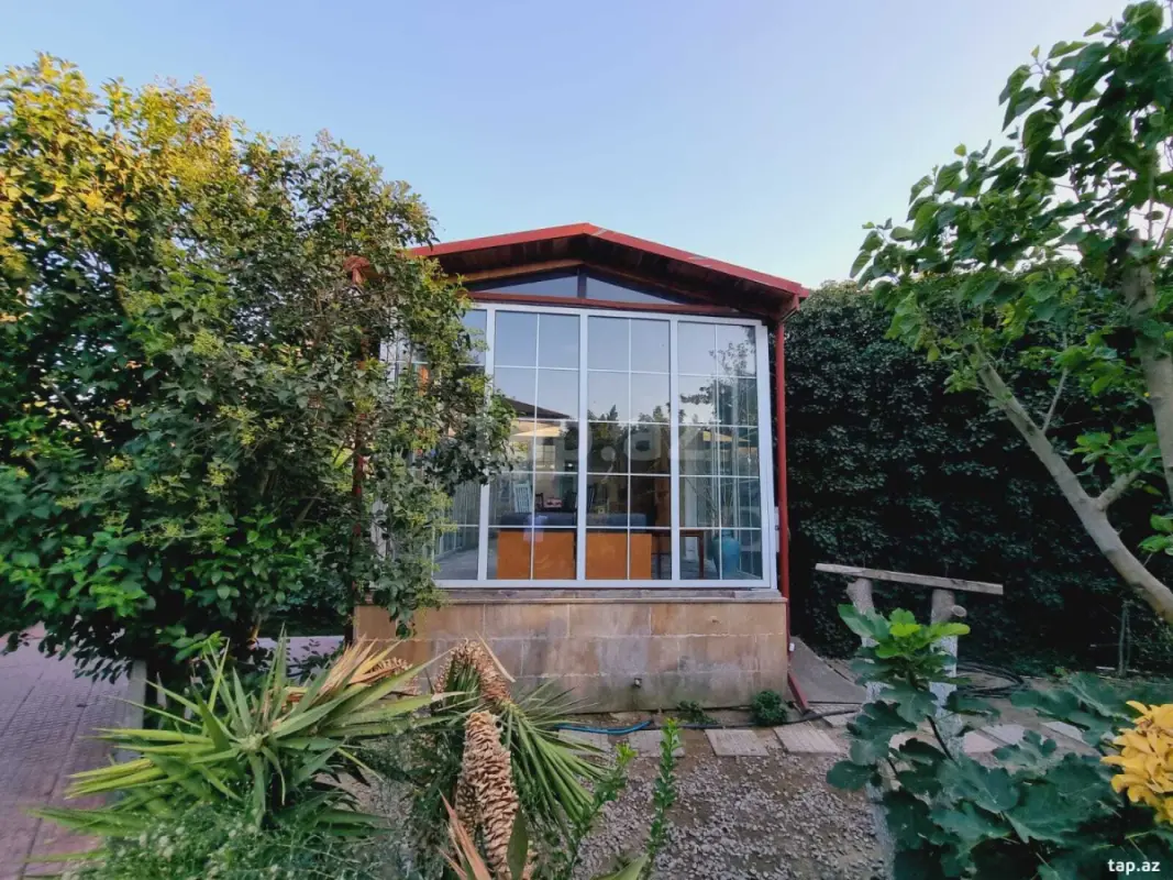 Satılır 10 otaqlı həyət evi 550 m²