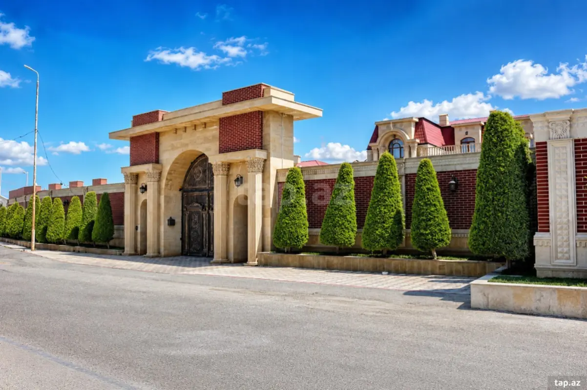 Satılır 10 otaqlı həyət evi 1400 m²