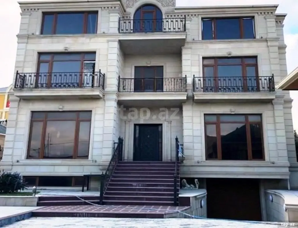 Satılır 12 otaqlı həyət evi 700 m²