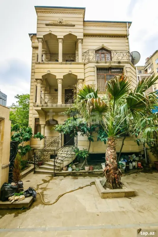 Kirayə verilir 8 otaqlı həyət evi 450 m²