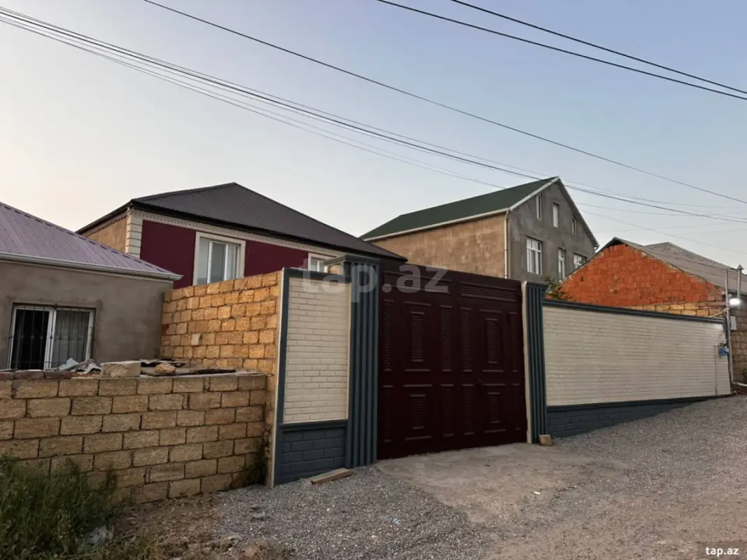 Satılır 5 otaqlı həyət evi 240 m²
