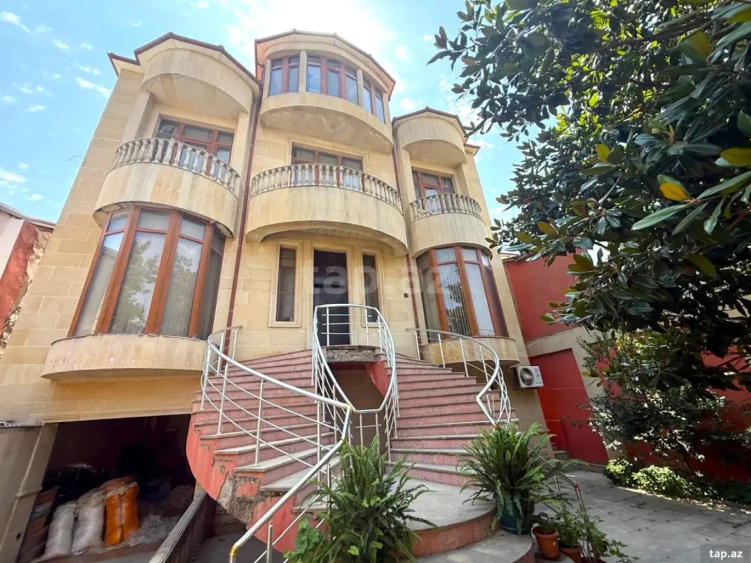 Satılır 6 otaqlı həyət evi 300 m²