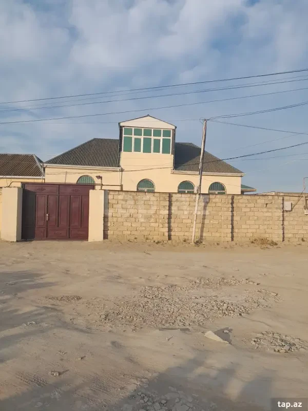 Satılır 4 otaqlı həyət evi 200 m²
