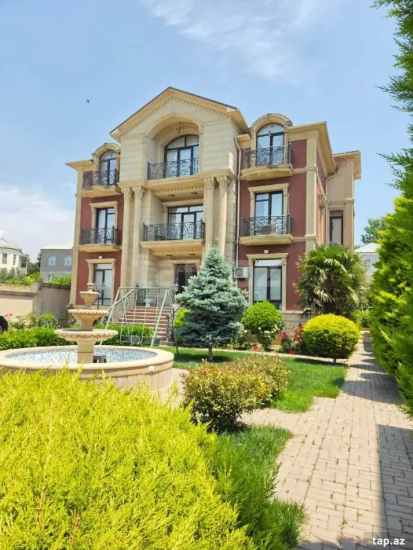 Satılır 8 otaqlı həyət evi 800 m²