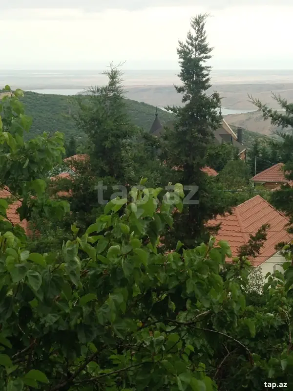 Satılır 5 otaqlı həyət evi 300 m²