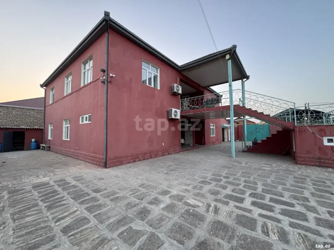 Satılır 8 otaqlı həyət evi 1400 m²