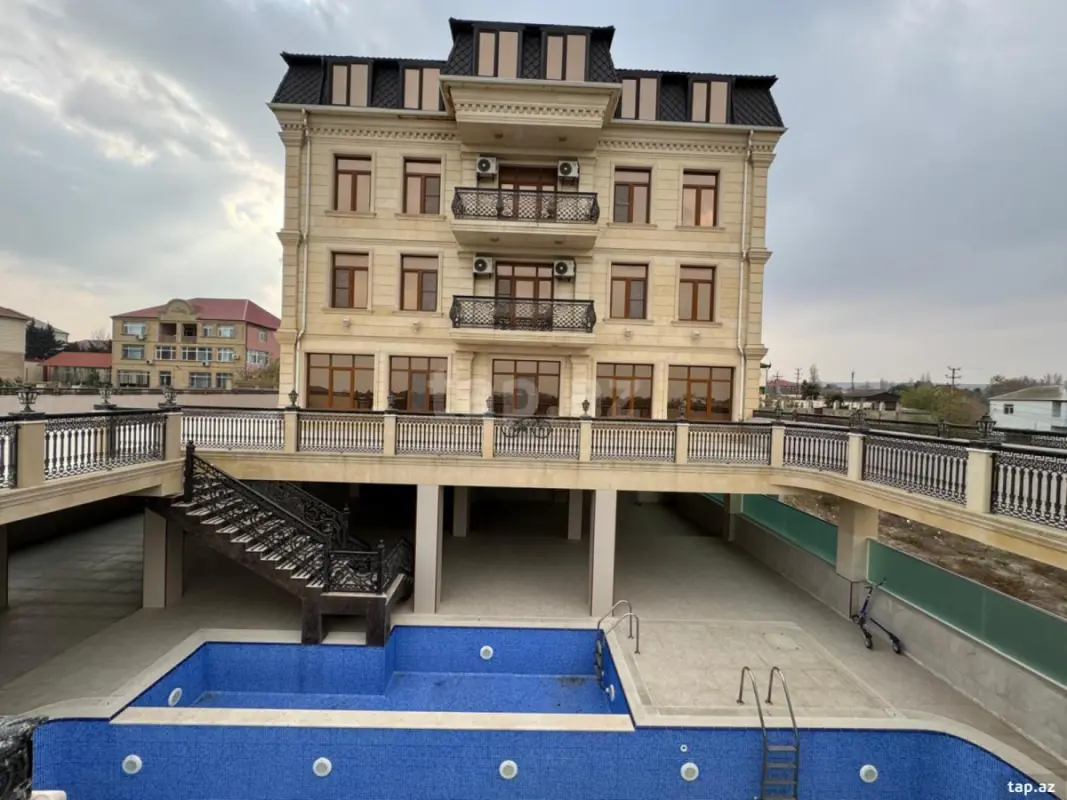 Satılır 12 otaqlı həyət evi 2050 m²