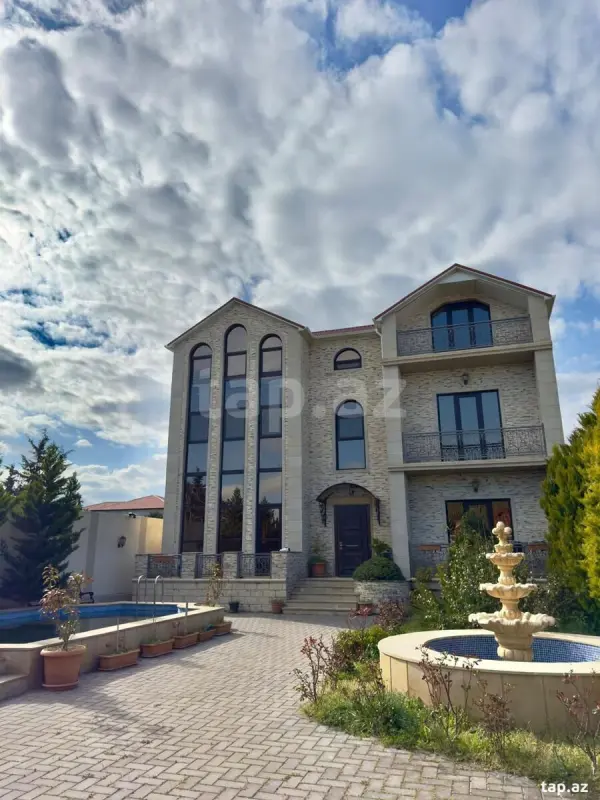 Satılır 5 otaqlı həyət evi 365 m²