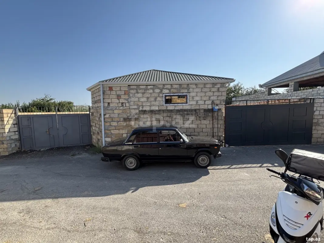 Satılır 8 otaqlı həyət evi 100 m²