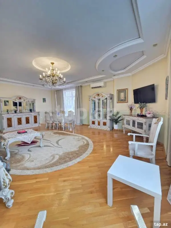 Kirayə verilir 3 otaqlı yeni tikili 190 m²