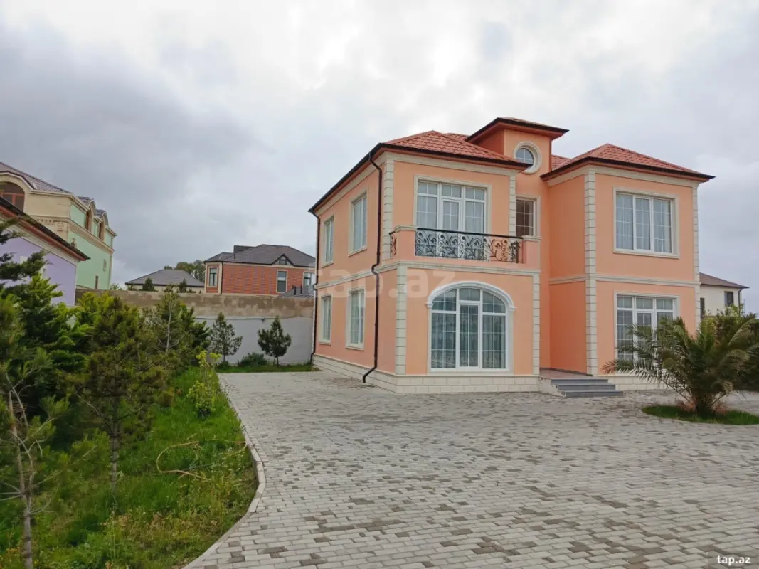 Satılır 6 otaqlı həyət evi 242 m²