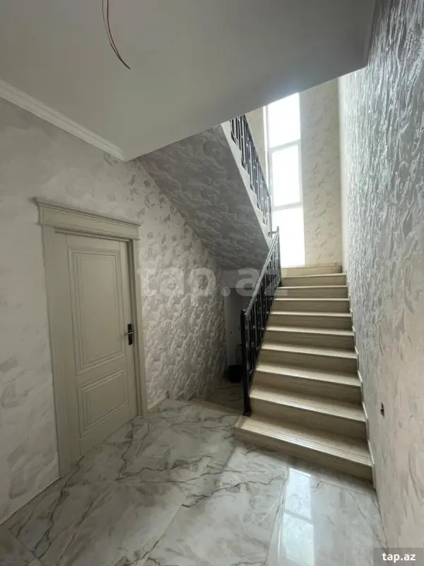 Satılır 6 otaqlı həyət evi 240 m²