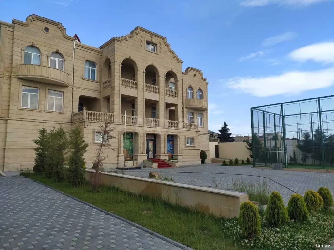 Kirayə verilir 20 otaqlı həyət evi 2000 m²