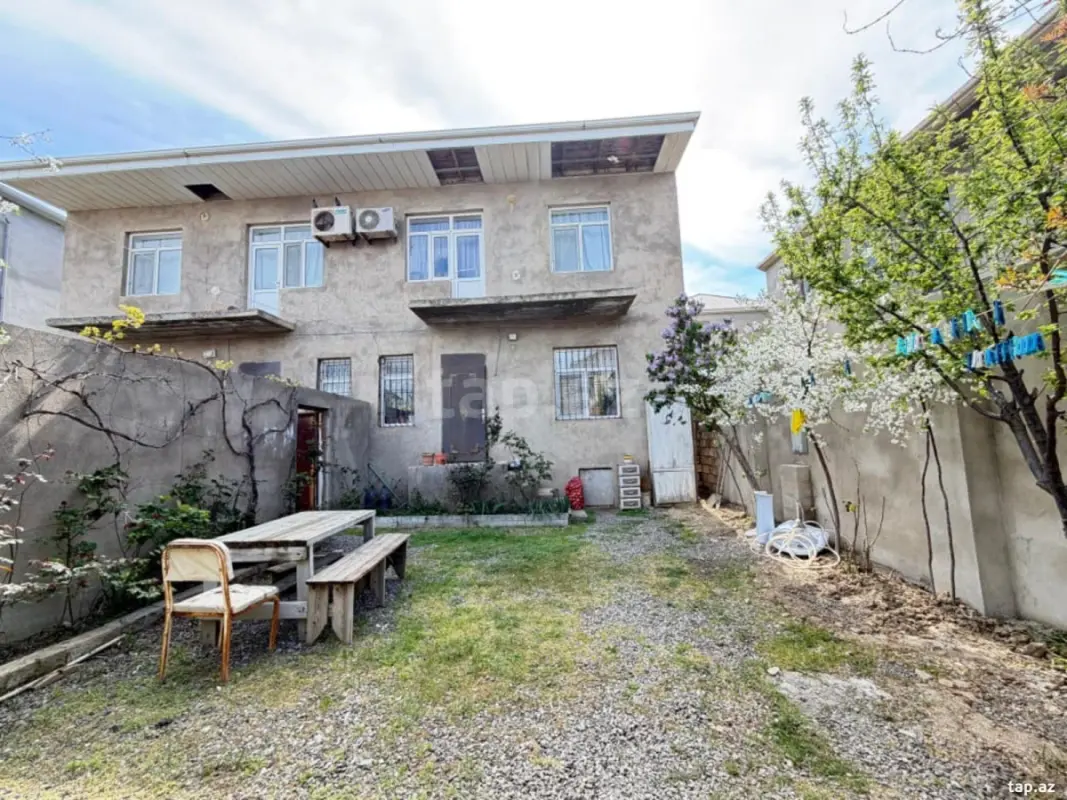 Satılır 8 otaqlı həyət evi 230 m²