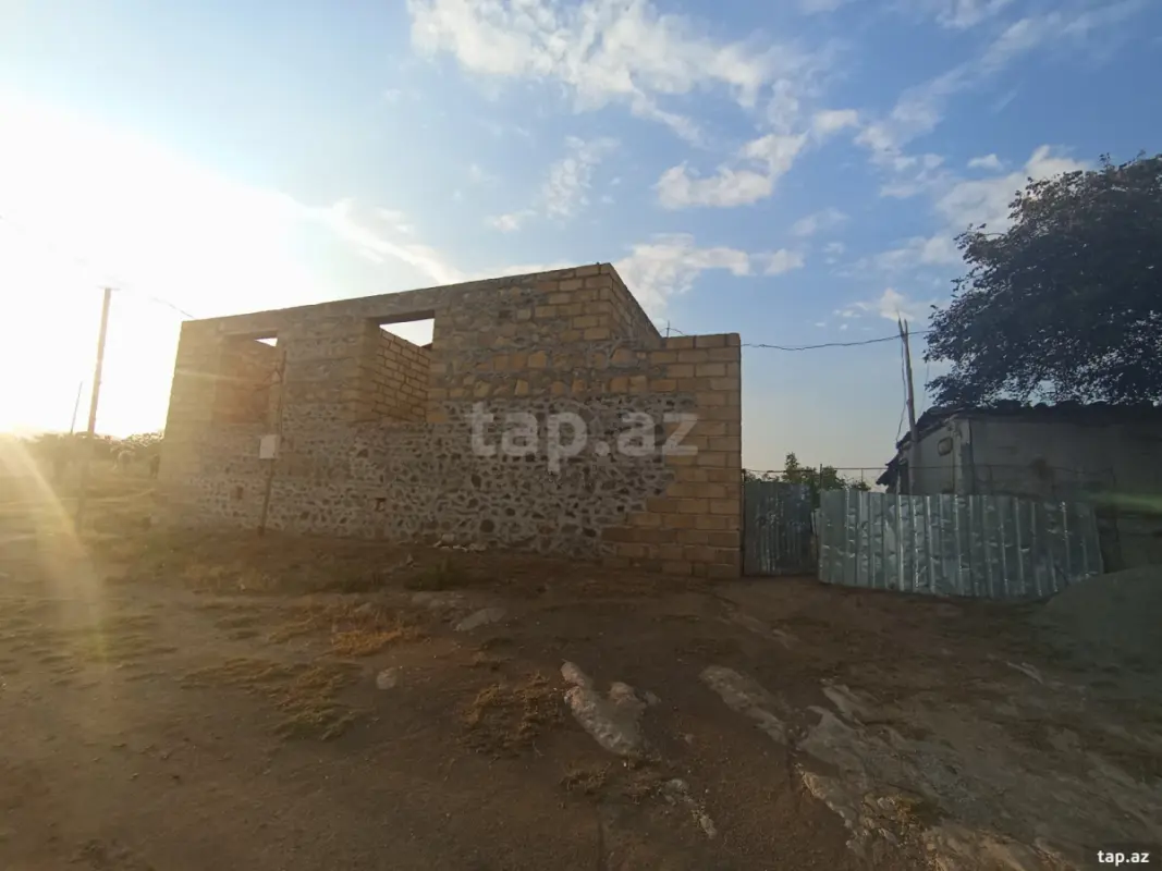 Satılır 5 otaqlı həyət evi 250 m²