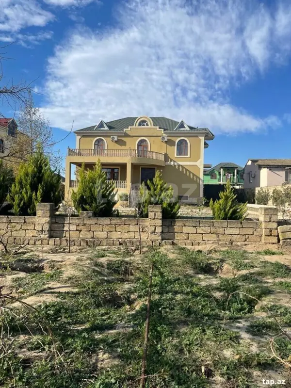 Satılır 8 otaqlı həyət evi 330 m²