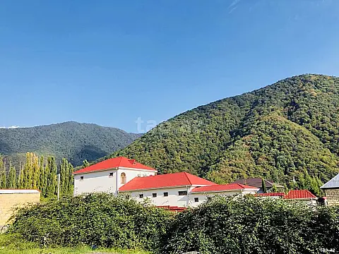 Satılır 6 otaqlı həyət evi 350 m² — Qax 6 otaq 350.00 m²