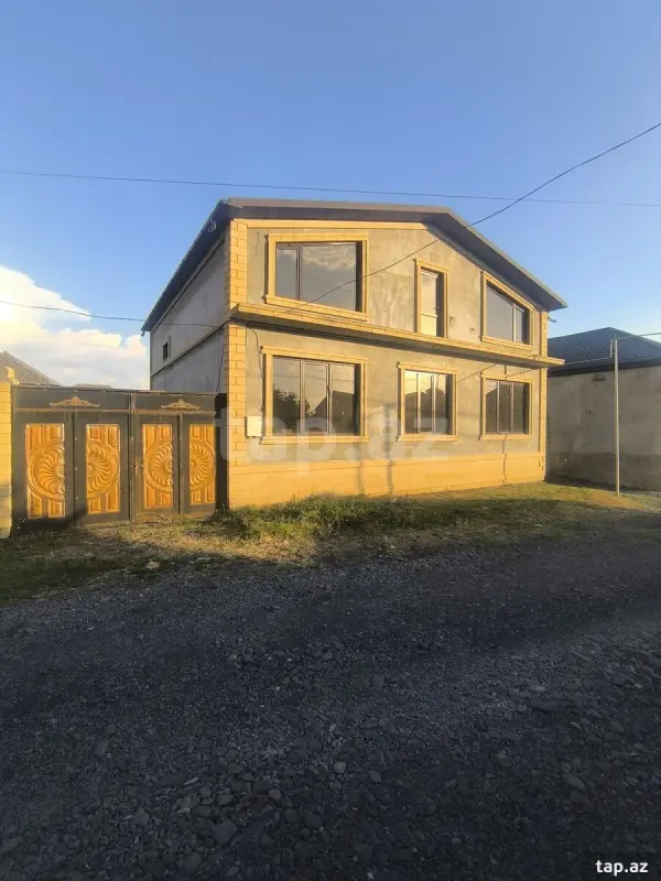 Satılır 6 otaqlı həyət evi 240 m²