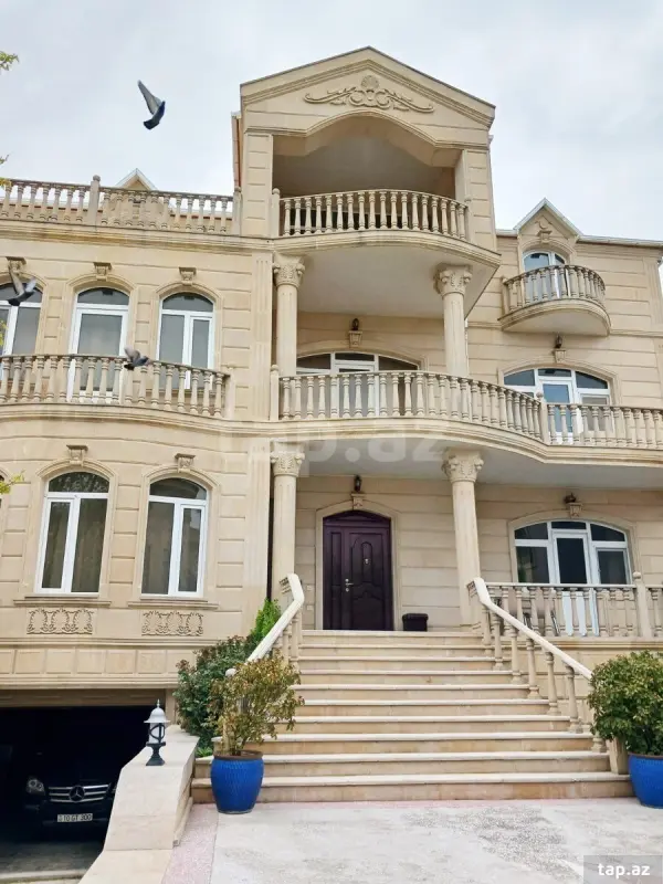 Satılır 9 otaqlı həyət evi 800 m²