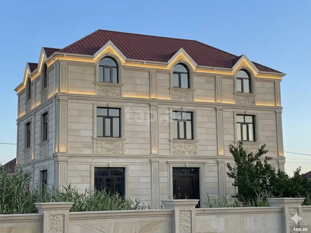 Satılır 10 otaqlı həyət evi 380 m²