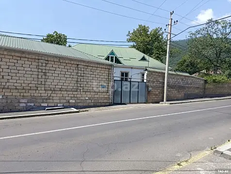Satılır 9 otaqlı həyət evi 300 m² — Oğuz 9 otaq 300.00 m²