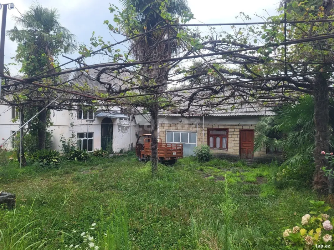 Satılır 8 otaqlı həyət evi 240 m²